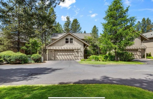 Sunriver House | Fremont Crossing 4Bdrms, 2 masters, one on main, HotTub, Sleeps 12, SHARC passes