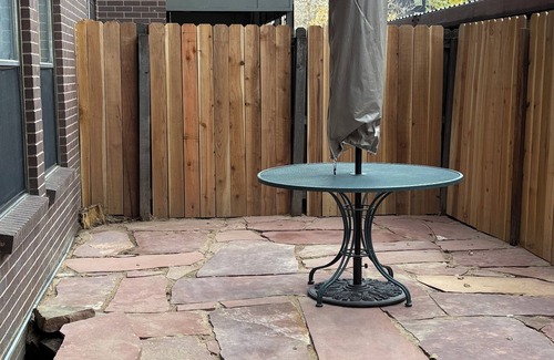 Goss - Grove Condo | Fresh, Clean & Hassle Free Newly Renovated & Fully Furnished 2 Bdrm