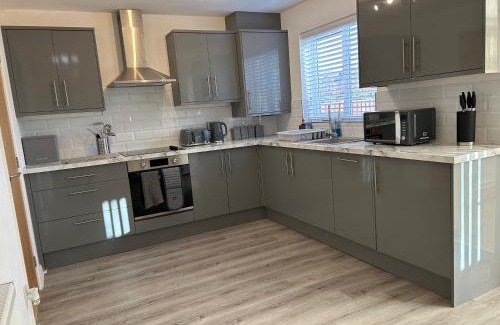 Ridgeway House | Fresh, fully equipped modern house can sleep 5