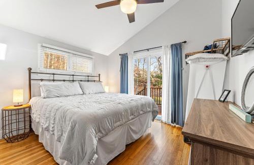 Oak Bluffs House | Fresh Pond Chateau Renovated Bright and Cozy Home