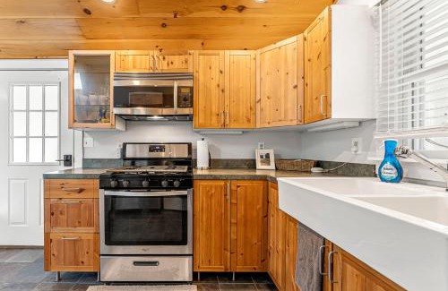 Oak Bluffs House | Fresh Pond Chateau Renovated Bright and Cozy Home