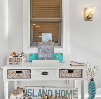 Oak Bluffs House | Fresh Pond Chateau Renovated Bright and Cozy Home
