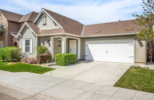 Roosevelt House | Fresno Home| Fire Pit| Sleeps 10| Quiet Community!