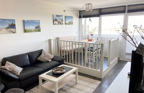 Heiligenhafen Apartment | Friendly and renovated apartment with laminate flooring on the 14th floor.