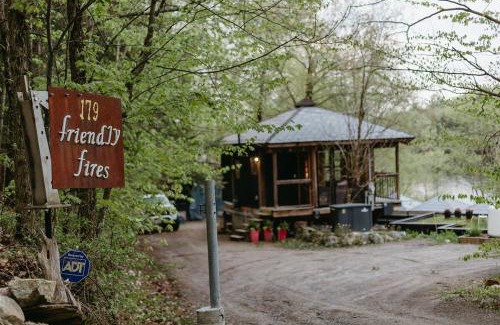 Val-des-Monts Villa | Friendly Fires - The Perfect Lakeside Getaway