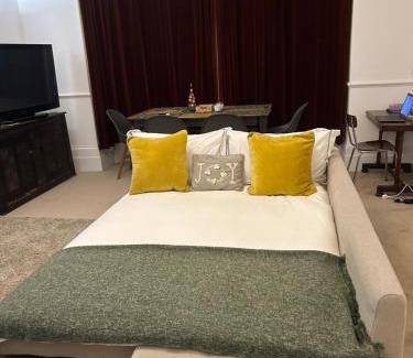 Ealing Common Apartment | Friendly Home