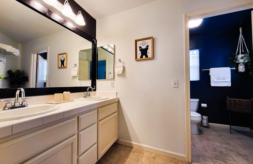 Salinas House | Friends, Family & Dog Stay in Monterey Peninsula with AC & Grill