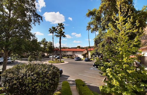 San Diego Country Estates Apartment | Friends Getaway! Kitchen, Pool, Golf, Short Drive to Lenora Winery