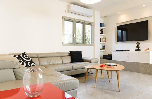 Tel Aviv Promenade Apartment | Frishman Beach Prime Location w/ Parking
