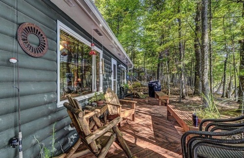 Rhinelander Cabin | Frog Hollow located on private Finely Lake