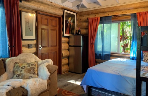 Kukuihaele Cabin | FROG POND: Cozy, family streamside/garden & cabin for 3-4 next to Waipio Valley
