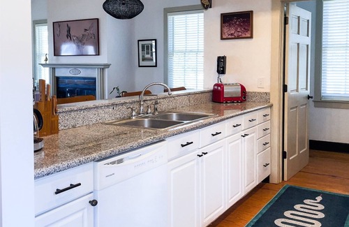 Montrose House | Frog Symphony! Sunsets! Beachfront!・Porch Swing Bed!・2x King Beds