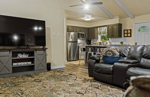 Briar Crest Woods House | Frolic on Fern by AvantStay | Enclosed Deck w/Forest Views, Bar