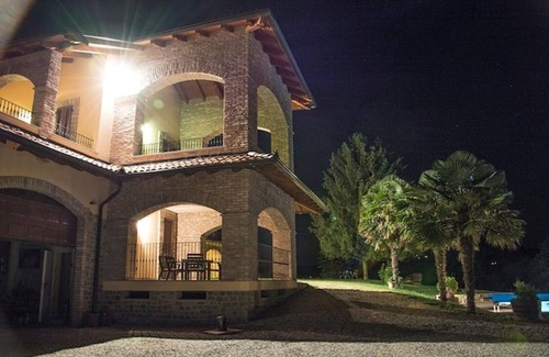 Canelli Apartment | From the old barn comes a large room on two levels with large windows.