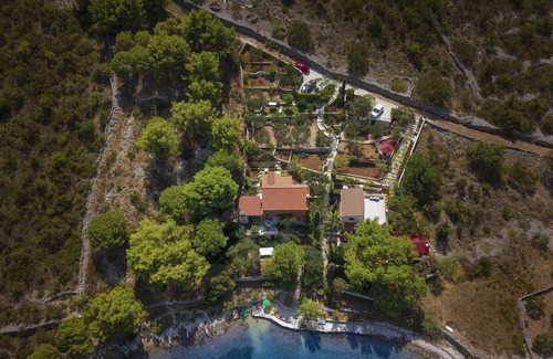Vinisce House | From the yard to the sea.
