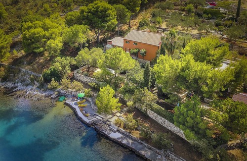 Vinisce House | From the yard to the sea.