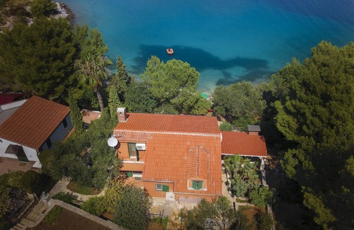 Vinisce House | From the yard to the sea.
