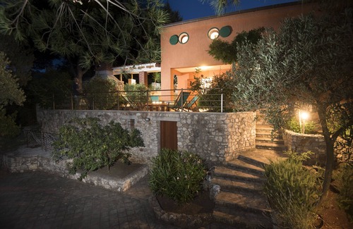 Vinisce House | From the yard to the sea.