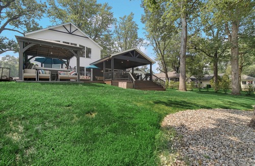 Koontz Lake House | Front Lake home with 4 bedrooms and 3.5 baths in Koontz Lake