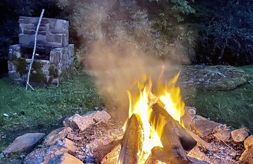 Almond Cabin | Front porch with bed swing, Pets Welcome, Hot Tub, Fireplace, Creek, Firepit.