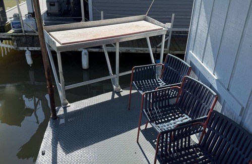 Venice Boat Rental | Front row Venice Marina 3-bedroom hs. boat sleeps 6. Steps away from restaurant.