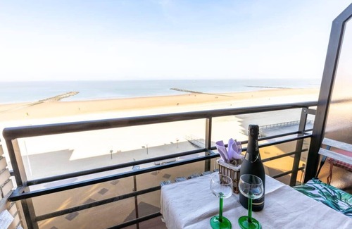 Knokke Apartment | Frontal Sea View Studio Knokke Center - Huswell