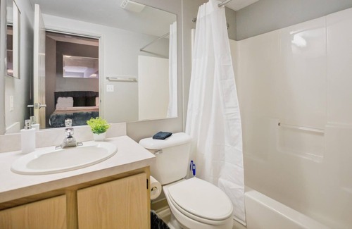 Gateway District Apartment | Frontdesk | 2 BR Apt by Progressive Field