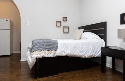 Hyde Park Apartment | FRONTDESK Classic 1 BR Apt near Jackson Park