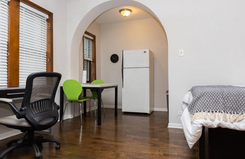 Hyde Park Apartment | FRONTDESK Classic 1 BR Apt near Jackson Park