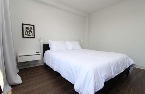 Indian Village Apartment | FRONTDESK First-Class Studio Apt in Hyde Park