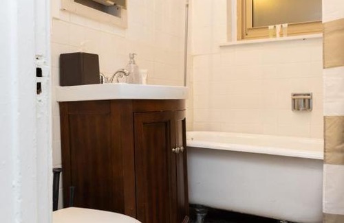 Hyde Park Apartment | FRONTDESK Open Studio Apt near Promontory Point