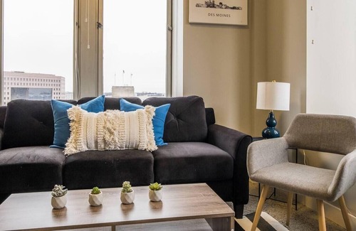 Downtown Des Moines Apartment | Frontdesk | Roomy 2BR Apt in Downtown