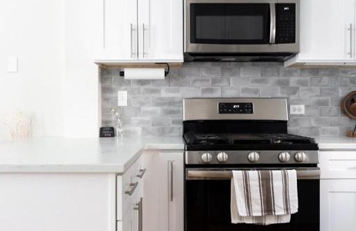 East Village Apartment | FRONTDESK Updated West Town 2 BR Apt with W&D