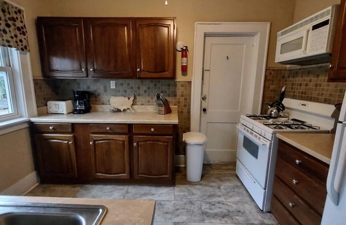 Erie Apartment | Frontier Park Spacious Apartment