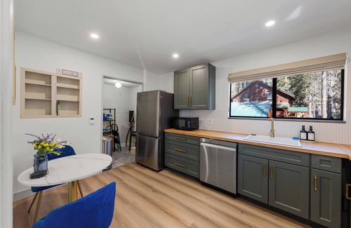 Pla-Vada Woodlands House | Frosty Pines Cabin: Cozy 2 Bedroom Family Retreat