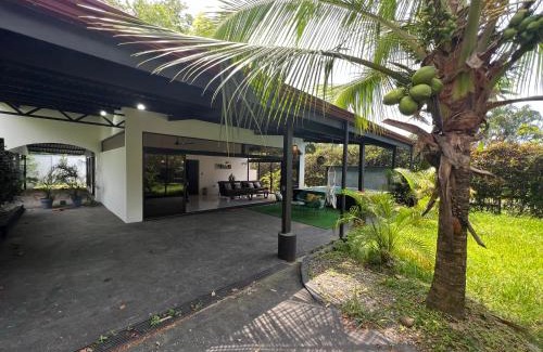 Uvita Villa | Fruit Villa, Lujo a 10 Minutos de la Playa en el Centro de Uvita