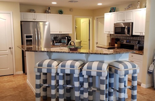 Eisenhower House | Ft Myers-LeHigh Acres -free standing hot tub, Spa, Heated salt water pool.