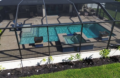 Eisenhower House | Ft Myers-LeHigh Acres -free standing hot tub, Spa, Heated salt water pool.