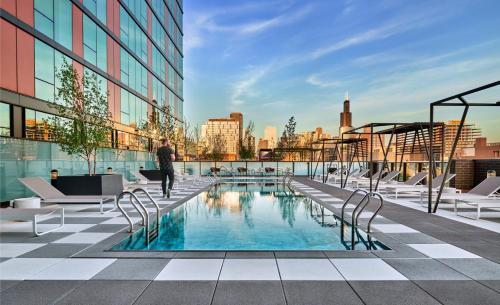 West Loop Apartment | Fulbrix Bright Designer Apartments with West Loop Views