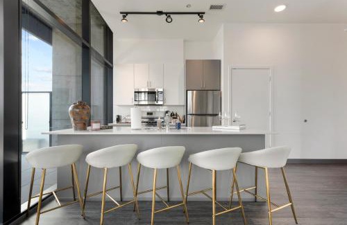 West Loop Apartment | Fulbrix Bright Designer Apartments with West Loop Views