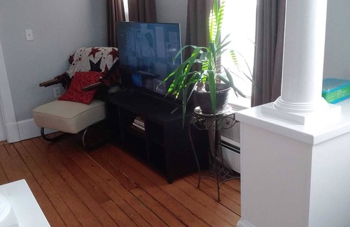 Warren Apartment | Full 2 bedroom apt in beautiful Warren RInFloor 2
