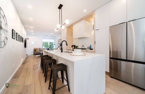 Southwest Edmonton House | Full Home w/Separate BSMT | Sleeps 12| King Beds