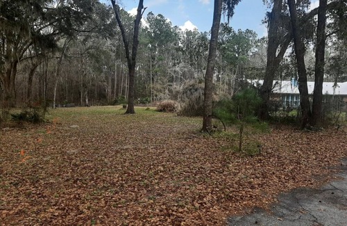 Alachua RV Rental | Full hook up RV Trailer site on private 1 acre Conveniently located