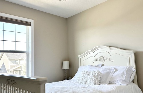 Cochrane House | Full House, Pet Friendly, Private Backyard.