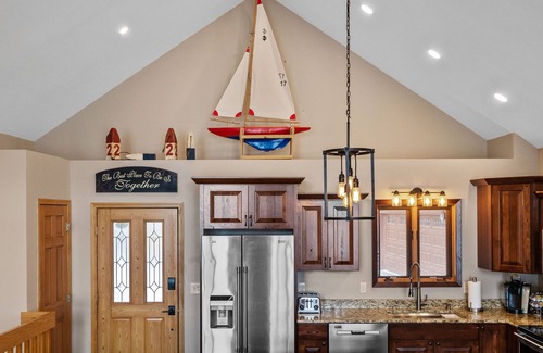 Wautoma House | Full Rec Lake w/pontoon to rent! 🏖 Beach. 🐶 friendly.