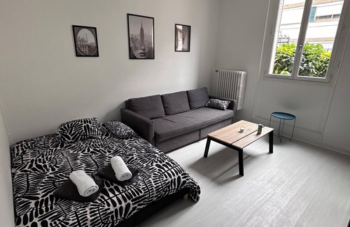Auxerre Apartment | Fully-equipped 4-person apartment with shower in a very convenient location.