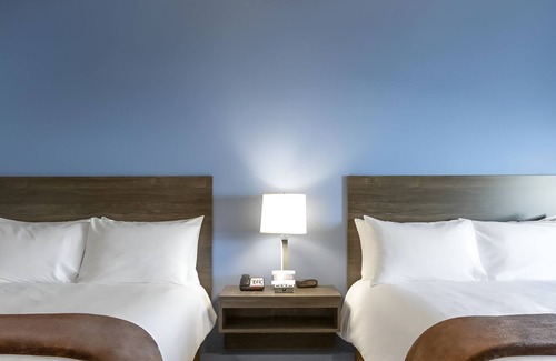 Ashwaubenon Hotel | Fully Equipped Room w/Kitchen Near Lambeau Field & Green Bay Botanical Garden