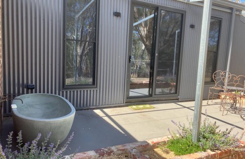 Sutton Grange Apartment | Fully equipped Studio on the banks of Myrtle Creek in rural Central Victoria
