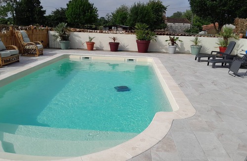 Saint-Savinien Apartment | Fully-equipped studio with swimming pool in a quiet location 2 minutes from amenities.