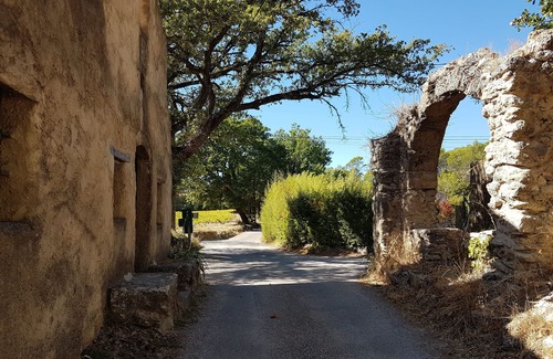 Lorgues Apartment | fully equipped studio on the way to saint jacques de compostelle GR653A